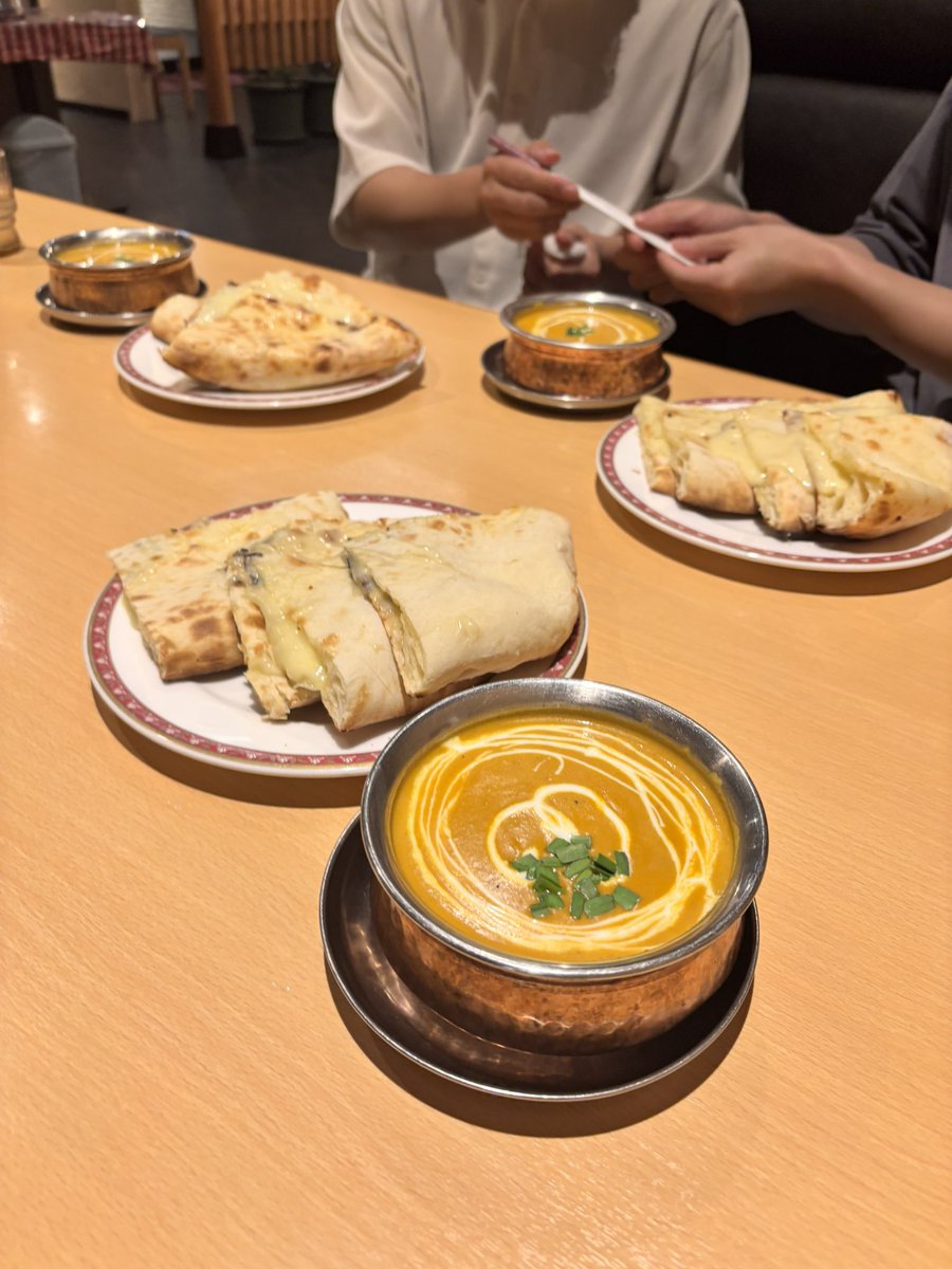 isrgc's tweet photo. おかわりナンで腹パン https://t.co/vMCJuYUm0f
