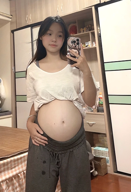 shunyy00's tweet photo. 跟前男友同居的時候被他出軌，我心碎分手後才發現自己懷孕了……現在一個人真的好無助……什麼都沒有了，只剩肚子裡這個孩子…… https://t.co/NuRbbVUnxu