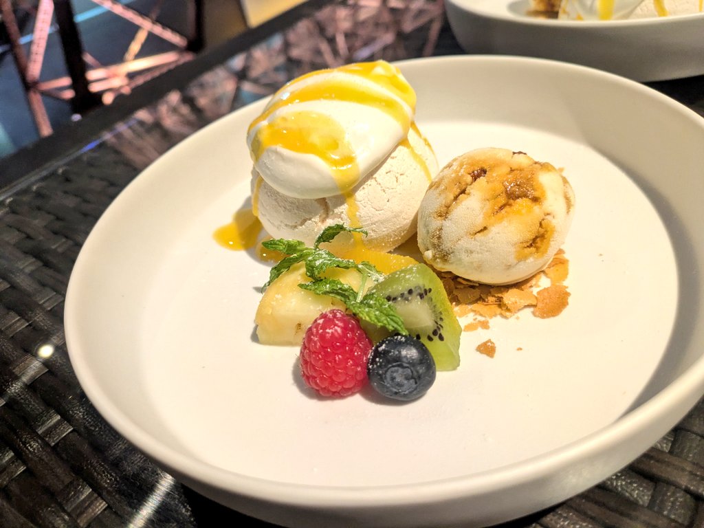 lonchan36's tweet photo. 今日は東京タワーの麓の大好きなお店でご飯！
ワイン2本空けてほろ酔い〜🤤
どこでもドアあったからドラミちゃんに似てるろんちゃんとしては写真撮らなきゃね🫤 https://t.co/36g1uzVfyp