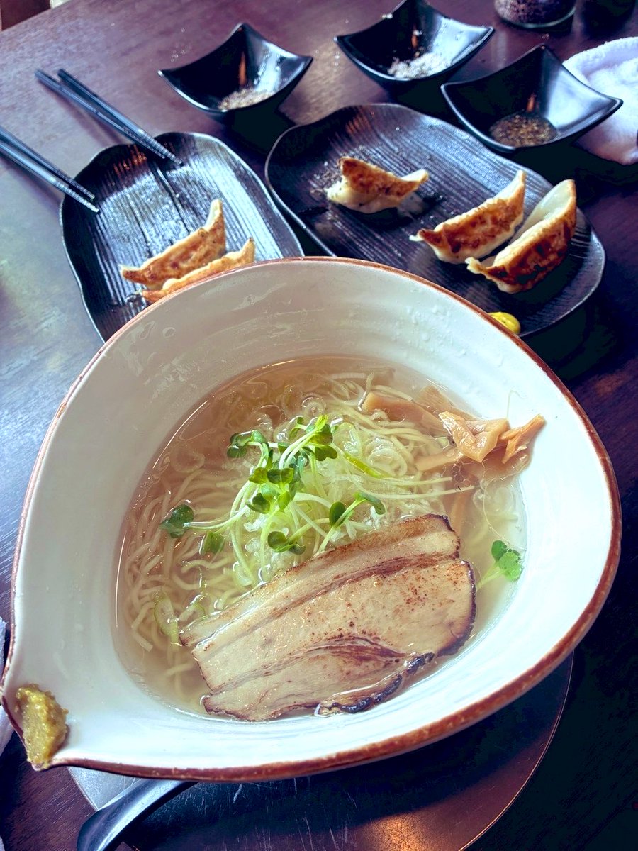 sinn_656's tweet photo. 塩ラーメン専門店で昼食。岩塩で食べる餃子🥟、旨し✨ https://t.co/M0zfA3w4xB