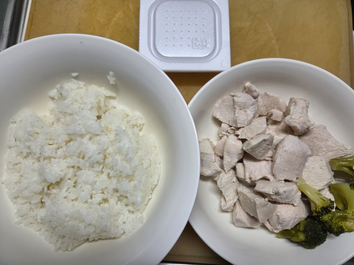 zendeikiru's tweet photo. 背中の日

米200g　卵3個　納豆1パック　鶏胸肉50g (キムチ)
米350g　鶏胸肉250g 鮭　150g 春雨スープ
トレーニング前　プロテイン40g　バナナ
米350g　鶏胸肉　300g 　納豆1パック

#ボディビル
#ジュラシックカップ
#減量食 #ダイエット
#ボディメイク https://t.co/il3ibMDTdP