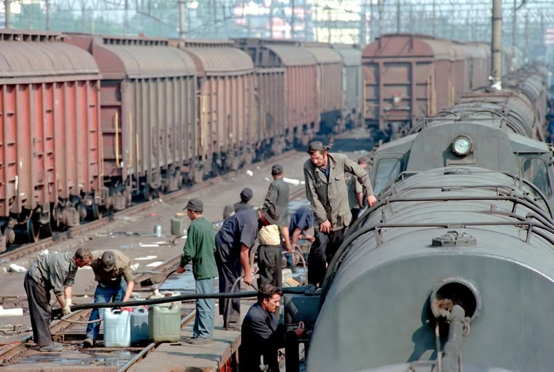 jalle51's tweet photo. Why Russian trains are grinding to a halt: Ukraine’s relentless drone campaign against Russian oil refineries has triggered an unprecedented domestic fuel crisis, hitting the country's transportation backbone in ways unseen since the war began.

The diesel shortage is so acute that logistics companies are turning to desperate black-market measures. Truck drivers are now buying fuel siphoned directly from locomotives, sold illegally by corrupt railway employees. By cannibalizing its own rail network to keep roads moving, Russia's domestic infrastructure is fracturing under economic and military pressure. #RussiaCrisis #LogisticsCollapse #UkraineWar #EnergyInfrastructure #BlackMarket