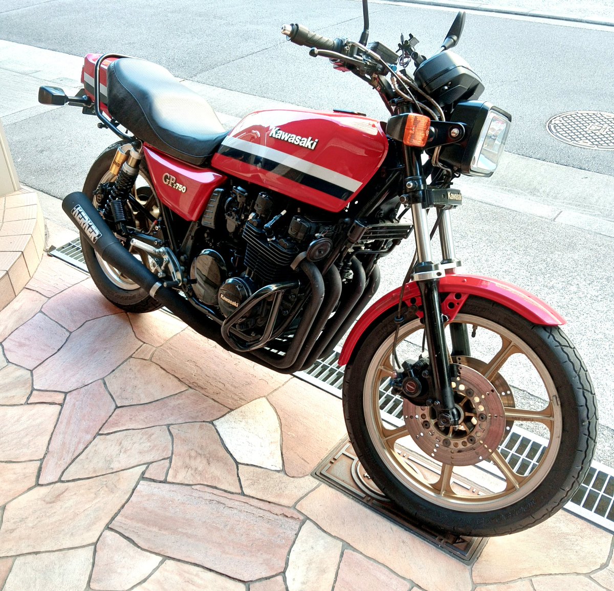 lenssen_mag700's tweet photo. #これがこうなる選手権

自分への戒めとして投稿😓

愛車のZ750GP、
状況により廃車となる。。

一見外装は綺麗ですが、サイドスタンドの付け根のフレームが錆びて裂けてきました😰

この部位だけ切って繋いで直す事は可能ではあるものの、「ここがこうなら他部位もこうなる」、その廻り状態により、このフレームが廃車になる可能性は否めない…😓

かなり以前から塗装亀裂には気づいていたものの、3年前に取り敢えずサイドスタンドの傾斜角だけ通常角に直し、長距離フェリーに乗ったり、重い荷物を積載してサイドスタンド根元に負荷をかけてしまったのも症状悪化の自己責任😰

あぁ～…GP…😖💦