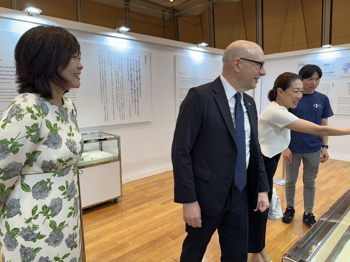 akie_official's tweet photo. 回顧展に米国グラス大使ご夫妻、イタリアのマリオ大使ご夫妻にもお越しいただきました。
予想以上に大勢の方にお越しいただいたため入場制限で長い時間お待ちいただいたり帰られたりした皆様、申し訳ありませんでした。
東京は明日までです。 https://t.co/wj9YJARUgI