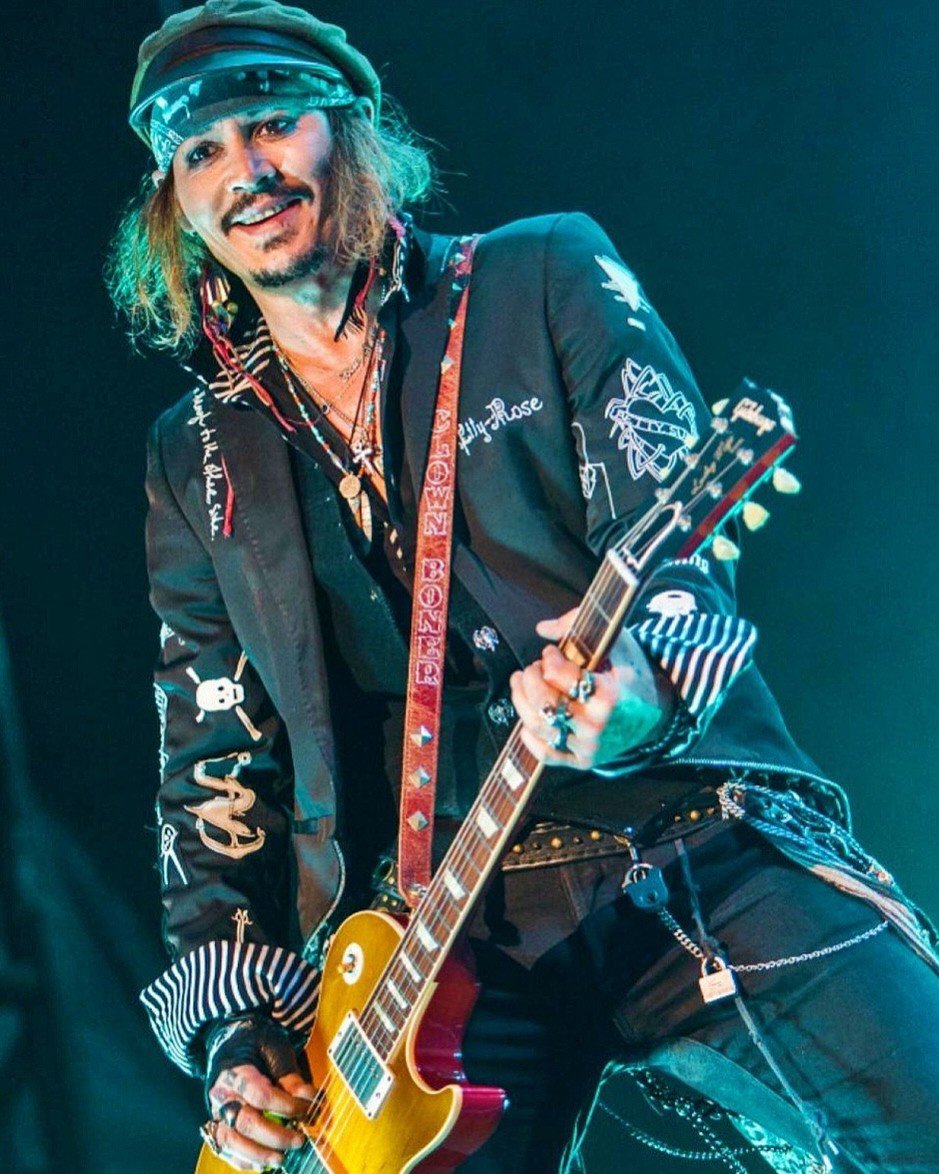 JDepp94941's tweet photo. There’s nothing quite like this moment — music, light, and every beat straight from my heart to yours 🤘 What’s your favorite song I’ve played live? 👇

#JohnnyDepp
#IStandWithJohnnyDepp
#Johnnydepp 🎸🤘
#JohnnyDeppIsARockStar
#JohnnyDeppIsLoved
#NeverFearTruth
#TeamDepp https://t.co/kUostBHy66
