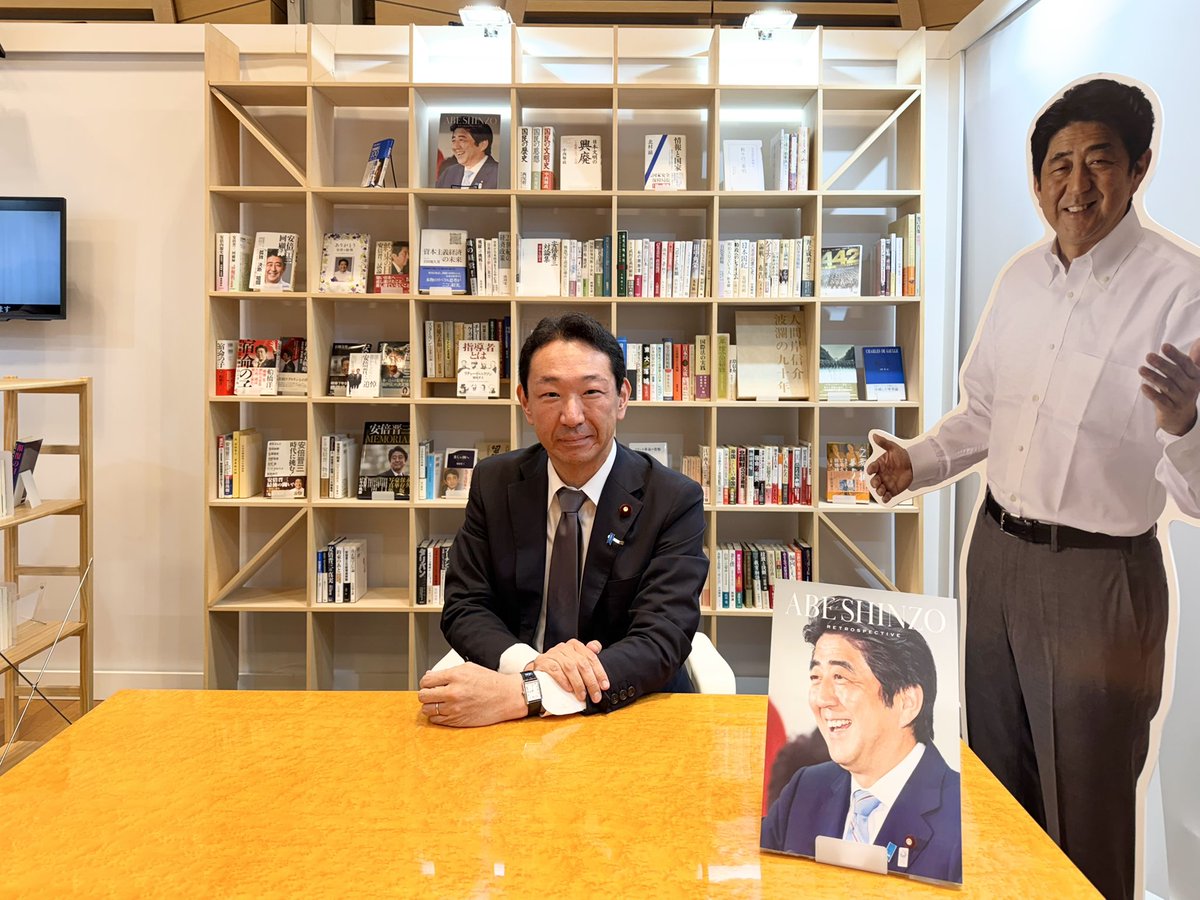 ueno_hiroshi's tweet photo. 昨日は、TFTホールで開催中の「安倍晋三回顧展」へ。4年前、#安倍総理 が凶弾に倒れた際に砕け散った議員バッジやブルーリボンバッジをはじめ、貴重な遺品の数々が展示されておりました。
私の大学の同級生で、10代の頃からの友人のジャーナリスト・岩田明子さんの証言も放映。1枚目の写真は、議員会館の安倍総理の執務室にあったデスクで。私が腕に着けているのは、形見になってしまった、生前の安倍総理からいただいた時計です。