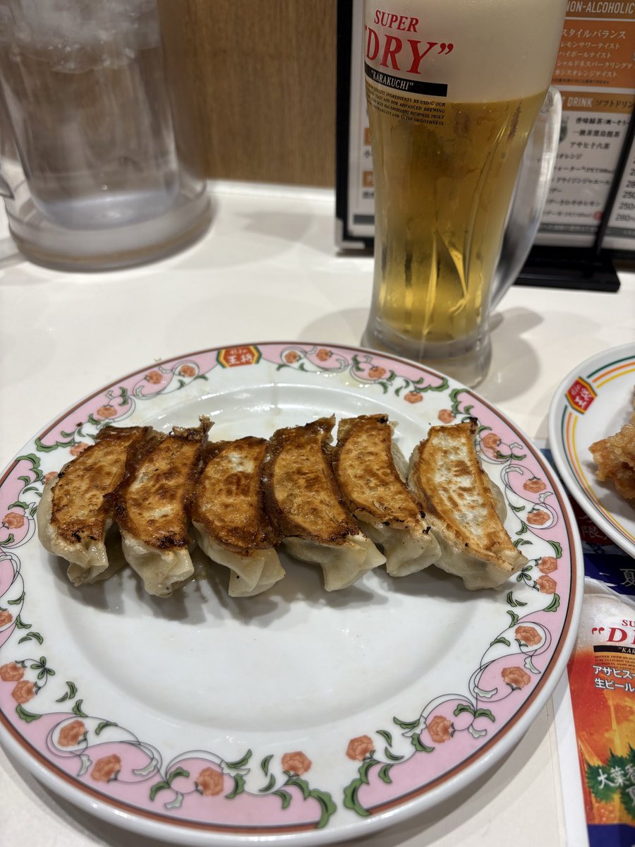 dandx88's tweet photo. 餃子とビール https://t.co/w3Egf5SsAl