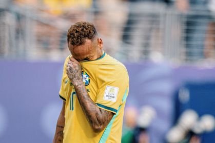 EduCRFlamengo's tweet photo. ✔️COMENTEI ESSA SEMANA...

...A dificuldade para admitir que Neymar foi um fracasso com a seleção brasileira faz com que narrativas sejam criadas diariamente.

A mais comum é: jogou sozinho.🤣

A-ham. O craque geracional foi incapaz de ser campeão e a culpa recai sobre Lucas, Coutinho, Oscar e outros...

Neymar não foi o jogador que os fãs sonharam que ele se tornaria.
Exageraram nas expectativas e agora lidam com frustrações proporcionais.

- Tu, finish, ok?
👉Alguém quer dar desculpa? Crie sua narrativa em forma comentário.👇