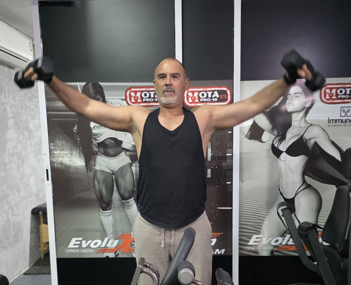 victorcervera's tweet photo. Mi cara muestra el esfuerzo realizado, pero al ver los resultados, la sonrisa de felicidad se nota. 
¿Y tu ya entrenaste o sigues con algún pretexto?
#gym #disciplina https://t.co/bbC4srweT6