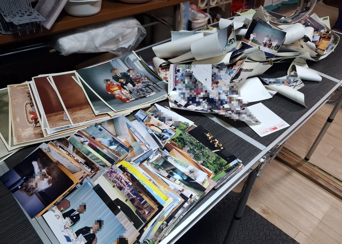 agumahitoyoshi's tweet photo. 【7月11日 福津市にて】
令和7年8月豪雨で被災した福岡県福津市の被災地区で声掛け。多くの御宅で被災写真は処分済みだったものの、1軒の御宅で残してあり依頼いただく。｢わざわざ遠くから来てくれてありがとう｣との言葉に猛暑日の外回りが報われる。
#あらいぐま  #写真洗浄  #福津市   #豪雨 https://t.co/NImyEBpHZF