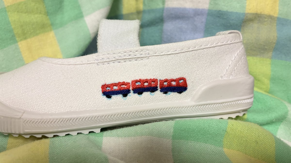 eiko_dxs's tweet photo. 上履き固くて刺繍するのめちゃくちゃむずかったわ…子に色を選んでもらいました
嬉しそうに糸見ててかわゆかった…
まだ片方の側面しかやってないのであと名前入れともう片方をやらねば… https://t.co/qUQdhgZPrF