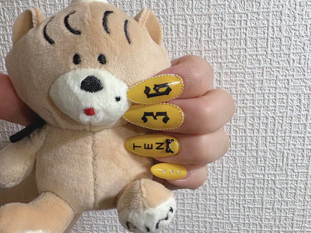 9536myon's tweet photo. 気を取り直して！てんてんてんネイル🧷❤️‍🔥TEN、タトゥーシール真似て、、、で描きたかったけどめんどくて妥協した！笑
右手はどんなデザインにしよかなー💅 https://t.co/TnohOKugia