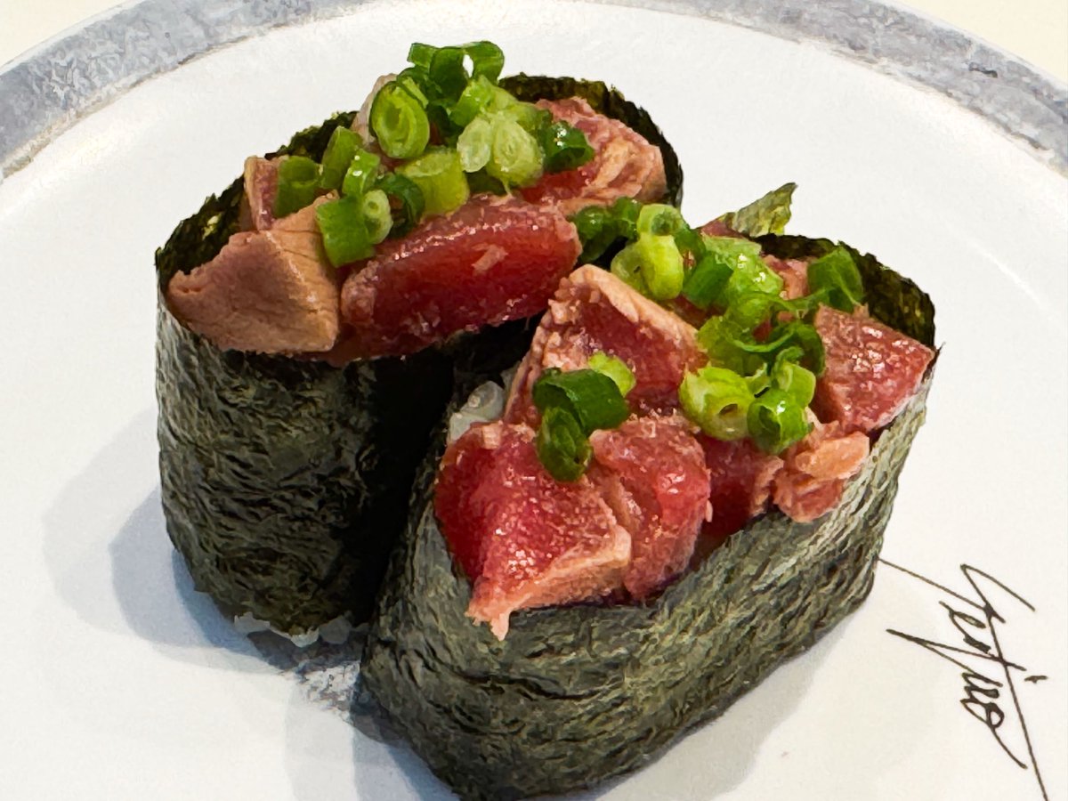 SOLIDrefrain's tweet photo. 本格的な夏を前に、
奥様と一緒に美味いモン食べて、
英気を養う！
以前TVで見て気になっていた
寿司屋へGo！
どれもメチャ美味いッ！
念願のフカヒレ寿司を
食べられて幸せ😆✨
#寿司 
#回転寿司 
#回転寿司清次郎 
#フカヒレ寿司 
#せっかくグルメが行った店 https://t.co/aXYdW67N5x
