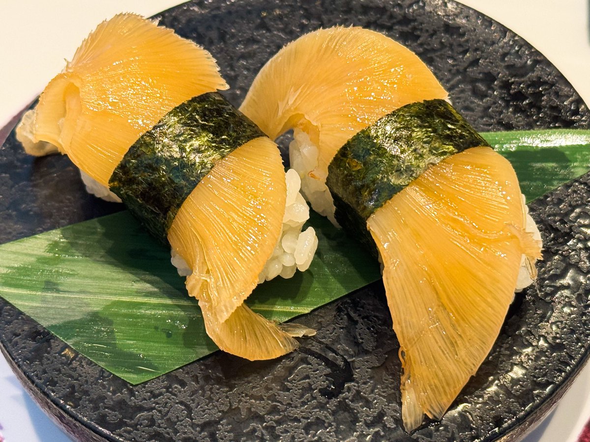 SOLIDrefrain's tweet photo. 本格的な夏を前に、
奥様と一緒に美味いモン食べて、
英気を養う！
以前TVで見て気になっていた
寿司屋へGo！
どれもメチャ美味いッ！
念願のフカヒレ寿司を
食べられて幸せ😆✨
#寿司 
#回転寿司 
#回転寿司清次郎 
#フカヒレ寿司 
#せっかくグルメが行った店 https://t.co/aXYdW67N5x