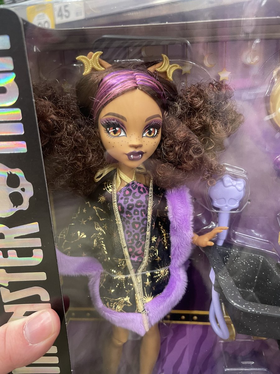 lesbominable's tweet photo. Omg salon clawdeen in store!! She’s so beautiful!! https://t.co/vhm7Ijwmbo