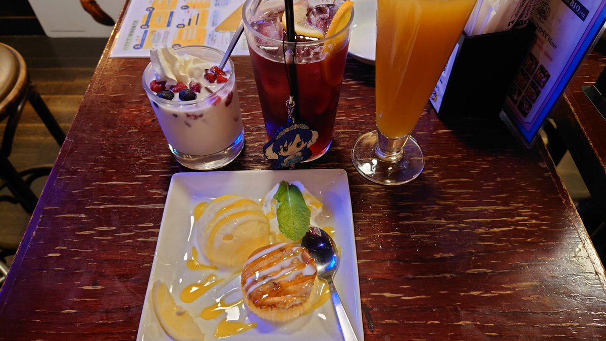 MS18E_jp's tweet photo. THE IDOLM@STER MILLION LIVE! ×BRITISH PUB HUB
🌷🕊️『The TIPSY Hour』🕊️🌷
3週連続で行ってました(笑)
プロデューサー、プロデュンヌの方々が気さくな方達で楽しく話し出来ました
隣りに居たモヒート🍋‍🟩好きなプロデューサーさんコースター交換して頂きありがとうございました
#ミリオンHUB https://t.co/4cxYXh9mQs