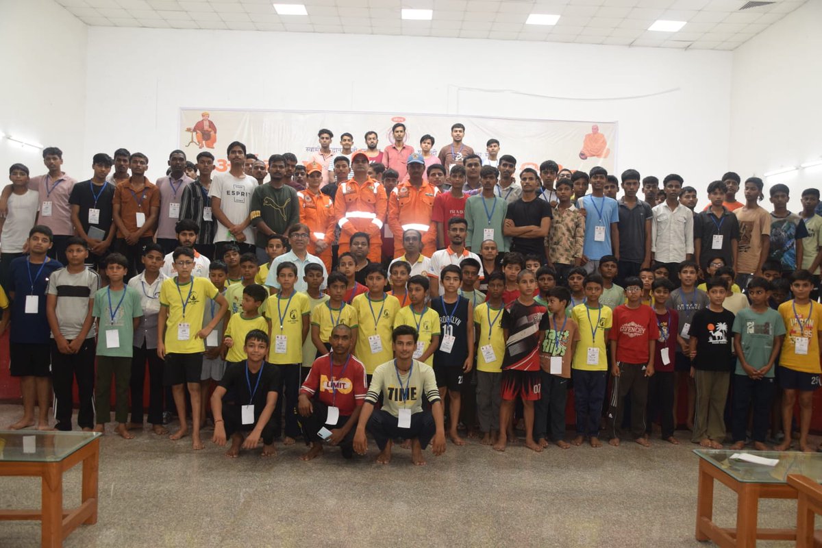15bnNdrf's tweet photo. Team 15 BN NDRF conducted a Disaster Management training session at Gurukul Kangri Vishwavidyalaya, Haridwar (UKD).

The session enhanced participants capabilities in disaster preparedness, CPR, bleeding control, improvised rescue techniques, fire safety and earthquake safety. https://t.co/AyRZrN9S4D
