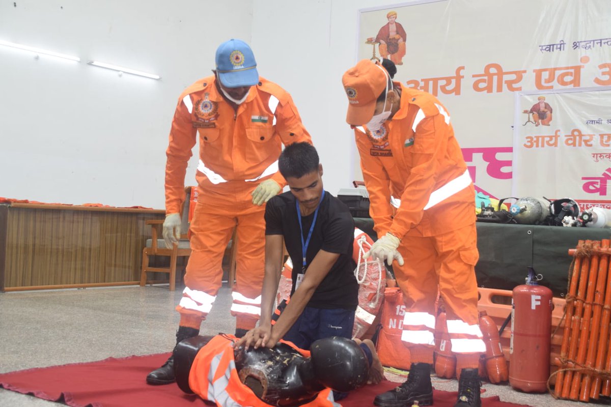 15bnNdrf's tweet photo. Team 15 BN NDRF conducted a Disaster Management training session at Gurukul Kangri Vishwavidyalaya, Haridwar (UKD).

The session enhanced participants capabilities in disaster preparedness, CPR, bleeding control, improvised rescue techniques, fire safety and earthquake safety. https://t.co/AyRZrN9S4D