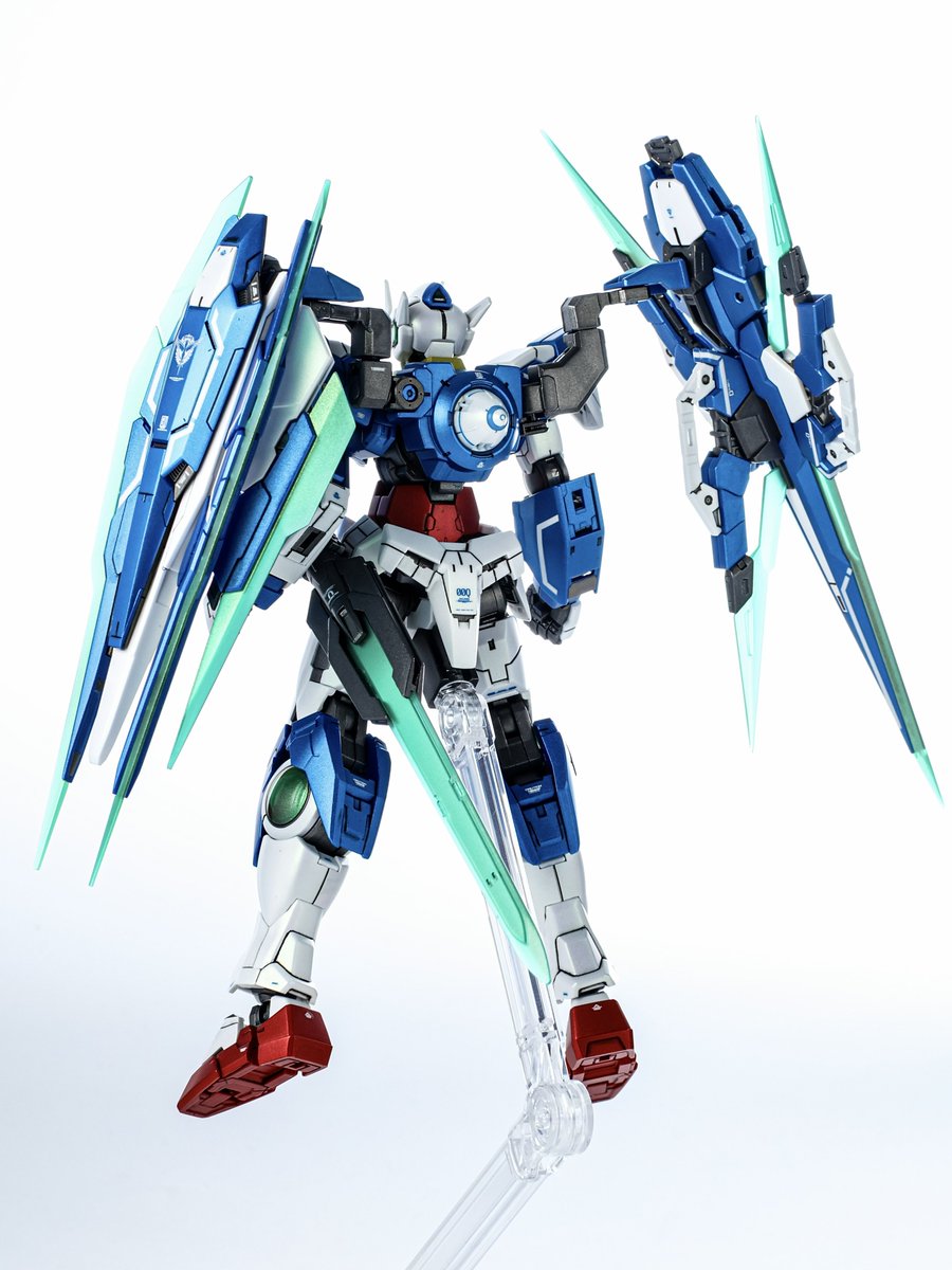 Finding_ReDory's tweet photo. RG ダブルオークアンタフルセイバー 完成！
初のRG全塗装で改造はせず、キットそのままを活かしてみました✨
偏光塗料とメタリックブルーを上手く引き立たせれたと思います。
気に入って色々ポージングさせているので良かったらツリーも見ていってください！
ALTに使用塗料載せてます
 #ガンプラ https://t.co/n1mtmgQ6ZU