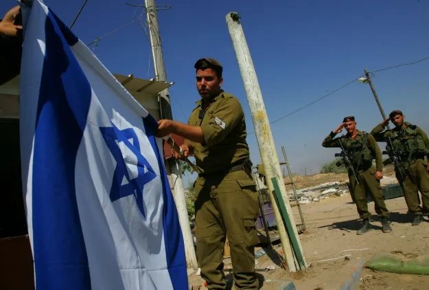 RT by @mikenov: RT by @mikenov: 🇮🇱 Israelische Mossad-Agenten verwendeten gefälschte #CIA-Identitäten, amerikanische #Pässe und US-Dollar, um eine Terrorgruppe zu rekrutieren, die sich gegen den Iran richtete. Ohne Wissen oder Zustimmung Washingtons. 6 US-Geheimdienstmitarbeiter bestätigten es offiziell. Die Memos erreichten das Weiße Haus. Bush war wütend. Die Reaktion der USA? Nichts. Ein hochrangiger CIA-Beamter sagte: „Israel soll mit uns zusammenarbeiten, nicht gegen uns. Es gibt viele wichtige Leute, die einfach nicht mehr glauben, dass das stimmt.“ Wie viel hat sich seither tatsächlich geändert? Quelle: Foreign Policy / Autor: Oliver