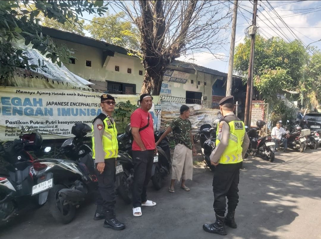 Humaspolse71553's tweet photo. Polsek Ngampilan Polresta Yogyakarta laksanakan patroli dialogis dengan juru parkir Puskesmas Kemantren Ngampilan.Sabtu,11/06/2026.

Antisipasi adanya tindak kejahatan pencurian sepeda motor personel unit patroli Samapta Polsek Ngampilan Polresta Yogyakarta laksanakan https://t.co/QCSQTsggca