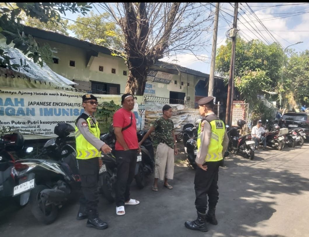 Humaspolse71553's tweet photo. Polsek Ngampilan Polresta Yogyakarta laksanakan patroli dialogis dengan juru parkir Puskesmas Kemantren Ngampilan.Sabtu,11/06/2026.

Antisipasi adanya tindak kejahatan pencurian sepeda motor personel unit patroli Samapta Polsek Ngampilan Polresta Yogyakarta laksanakan https://t.co/QCSQTsggca