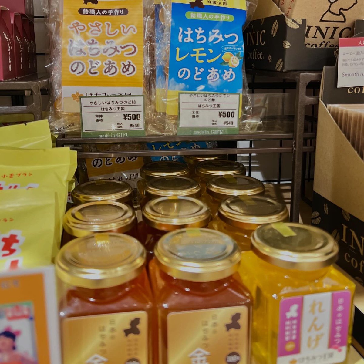 MIT_kitteosaka's tweet photo. 本日もたくさんのご来店ありがとうございました✨
岐阜県山県市のはちみつ王国さんの蜂蜜・はちみつ飴を展開中🐝
自然の甘さが人気です🍯ご来店の際はぜひチェックしてくださいね♪
#はちみつ王国 #山県市 #蜂蜜 #はちみつ飴 #kitte大阪 #メイドイントーカイ https://t.co/myTk3ukMbm