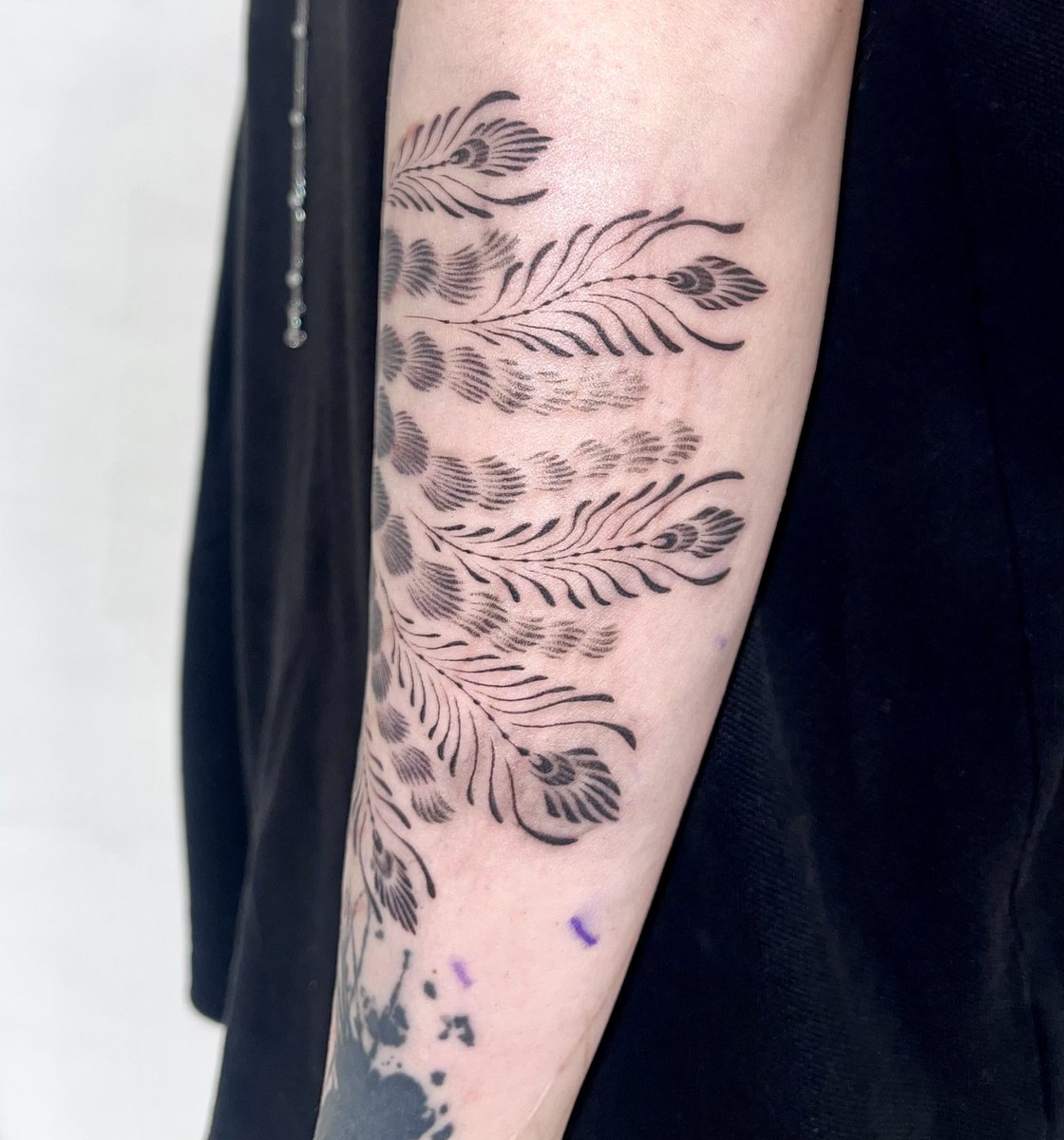 Beerang_tattoo's tweet photo. *가운데 탈 도안만 제 작업이며, 부위 특성상 왜곡이 있습니다.
탈 수호신 작업했습니다.
손님께서 갖고 계신 타투들에 맞추어 깃털 부분을 약간 변형했습니다.

7-8월 예약 받고 있습니다. 
문의 오픈카톡

#타투 #tattoo #orientaltattoo #타투작업 #성수타투 https://t.co/qrviC04k2v