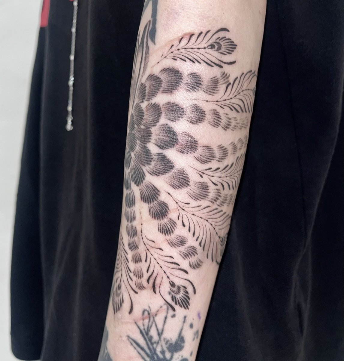 Beerang_tattoo's tweet photo. *가운데 탈 도안만 제 작업이며, 부위 특성상 왜곡이 있습니다.
탈 수호신 작업했습니다.
손님께서 갖고 계신 타투들에 맞추어 깃털 부분을 약간 변형했습니다.

7-8월 예약 받고 있습니다. 
문의 오픈카톡

#타투 #tattoo #orientaltattoo #타투작업 #성수타투 https://t.co/qrviC04k2v