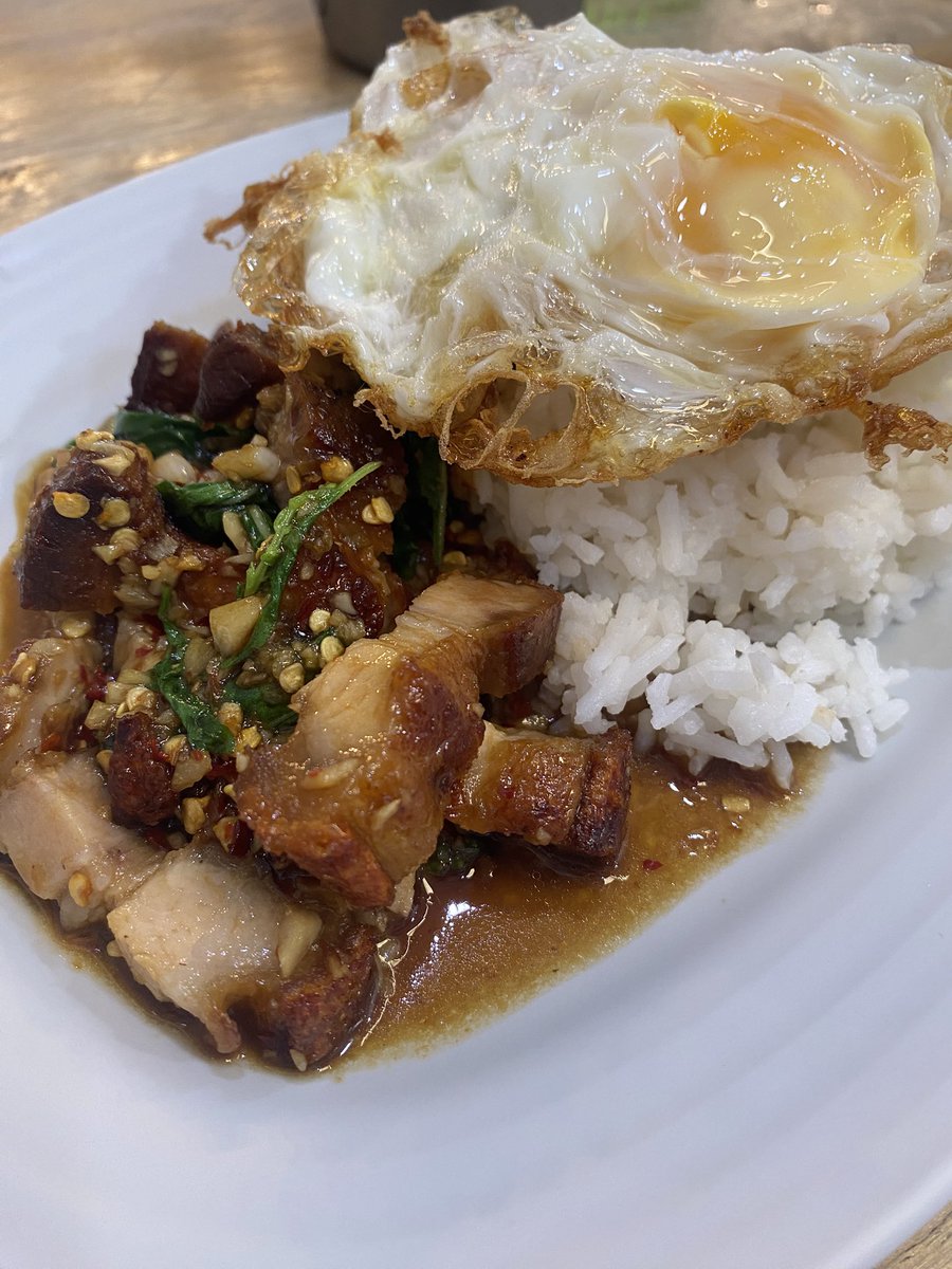 paksa_setupTH's tweet photo. カリカリ豚肉のガパオライスに目玉焼きをのせたもの、おすすめです！タイに来たらぜひ食べてみてください。絶対おいしいですよ！

#paksa #ChocoProEats https://t.co/k2z2pfuk0u