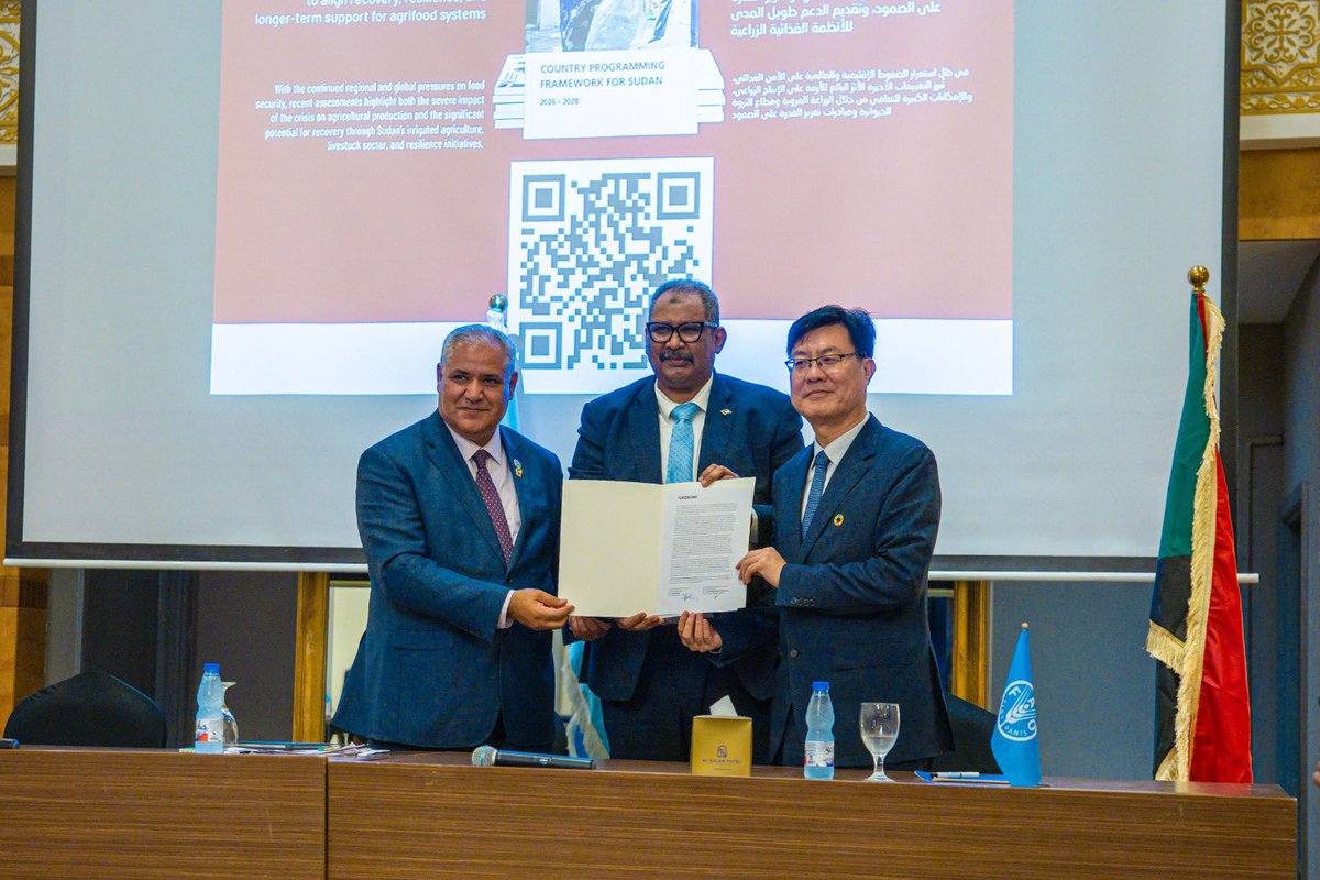 FAOADG_NENA's tweet photo. 🤝🌱في اليوم الأخير من زيارتي للسودان شهدت توقيع الإطار البرامجي القطري الجديد 2026-2028 بين @FAO وحكومة #السودان لدعم التعافي الزراعي والقدرة على الصمود والأمن الغذائي والتحول في النظم الزراعية والغذائية في إطار شراكة تمتد لـ3 سنوات تهدف إلى حشد 616 مليون دولار https://t.co/gEiz6w2up7