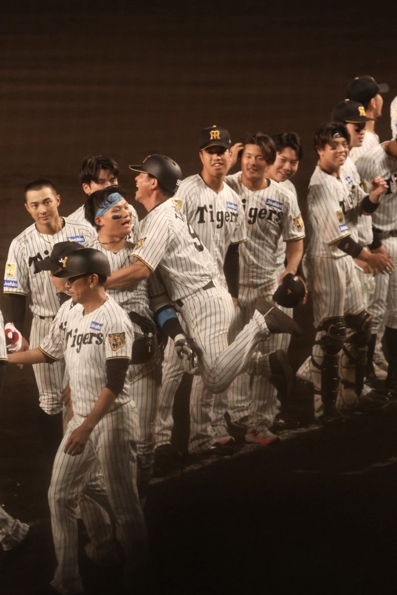 saisai111245's tweet photo. ねぇ！！！筒井パパ😭😭😭
師弟コンビのハグ泣くよ〜！！！！
（跳躍力すごい）（若虎引いてる）
#森下翔太 #筒井壮 https://t.co/1Jy1tUrzx3