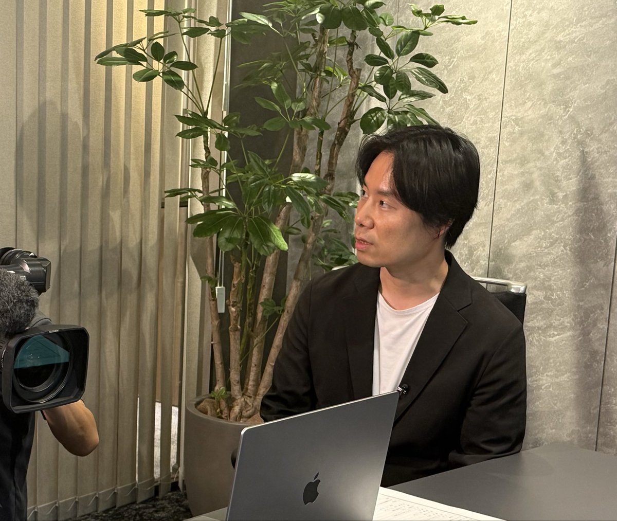 d_amano_1979's tweet photo. 本日放送のNHK『サタデーウオッチ9』で、レガシィの取り組みをご紹介いただきました。

丁寧に取材・放送してくださった番組関係者の皆さま、ご覧いただいた皆さまに心より感謝申し上げます。

私たちはこれからも、デジタル遺言を通じてウェルビーイングな相続の実現を目指して取り組んでまいります。

※写真は取材時の様子です。番組ホームページと、番組内でご紹介いただいた当社アプリについては、リプライ欄をご覧ください。