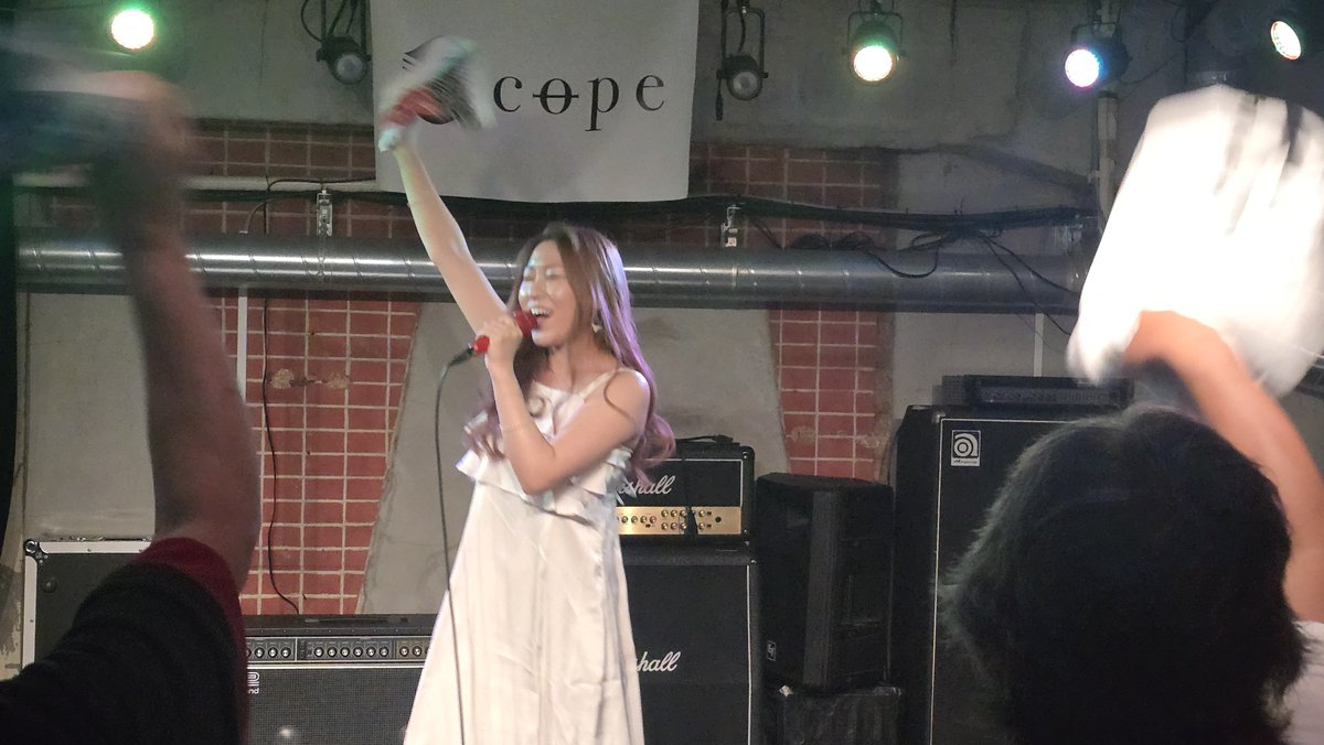 umeyann's tweet photo. 本日は、尼崎Scopeで行われたHappy Diary#31 ~竹歳みずほバンドワンマン１ヶ月前主催~に行って来ました🎶
途中からの、参加で最初は、嘉山茜さん🎶
初めて聞きましたが、いい感じでかっこ良く歌われていて、良かったです😊
#嘉山茜
#尼崎Scope https://t.co/lIuAskox16