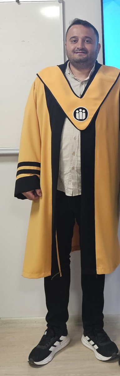 kzkmustafa's tweet photo. Aslında ne söyleyeceğimi bilemiyorum… Çocukluk hayallerimden biri bugün gerçeğe dönüştü. Bugün, Sosyal Bilgiler Eğitimi alanında Doktor unvanı almanın mutluluğunu ve gururunu yaşıyorum. Bu başarı yolculuğunda aileme teşekkür ediyorum
#doktora #sosyalbilgiler @inukurumsal https://t.co/tfRcZik6ql
