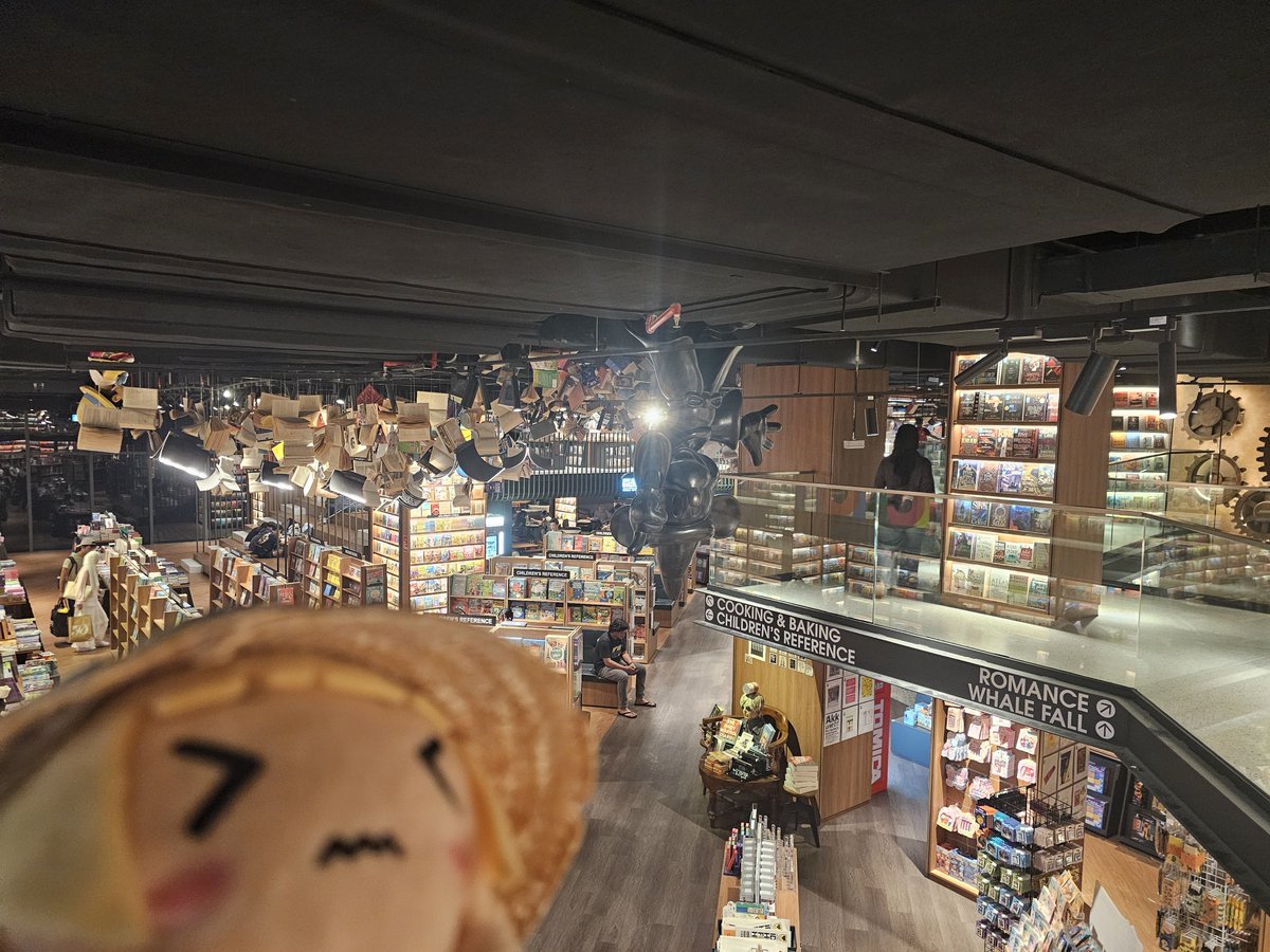 yuru_master's tweet photo. この本屋すごいい（○_○）！！
The Sunway Library by BookXcess https://t.co/9D3mmcsaGG