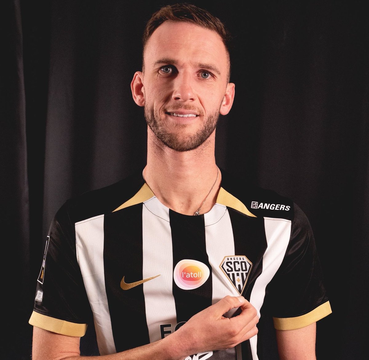 Footballdayy10's tweet photo. #Mercato 💰: Branco van den Boomen quitte l’Ajax Amsterdam et s’engage librement avec Angers !

Prêté lors de la deuxième partie de la saison 2025/2026, le milieu de terrain s’engage définitivement avec le club angevin.

Contrat jusqu’en 2029. https://t.co/DquwoNxFxZ