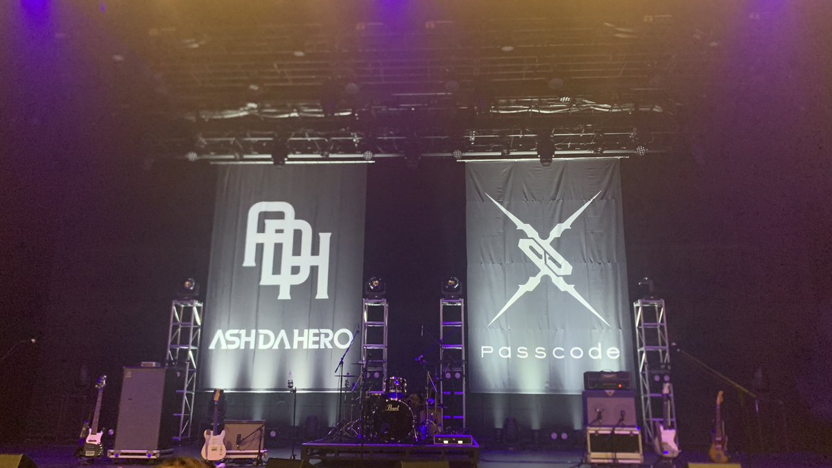 BBNTTT's tweet photo. MoooD Records presents ASH DA HERO × PassCode

O.A明くる夜の羊は最高だぜ、あんなでかいステージで自分たちをあんま知らん人が多い中で、闘うって表現じゃないんだけど、“超えていった”よな。

ADHとPassCodeも強強プレイをしていて満足感がとち狂ってる。

#明くる夜の羊 
 #ASHDAHERO
#PassCode https://t.co/wEUMJVCNXv