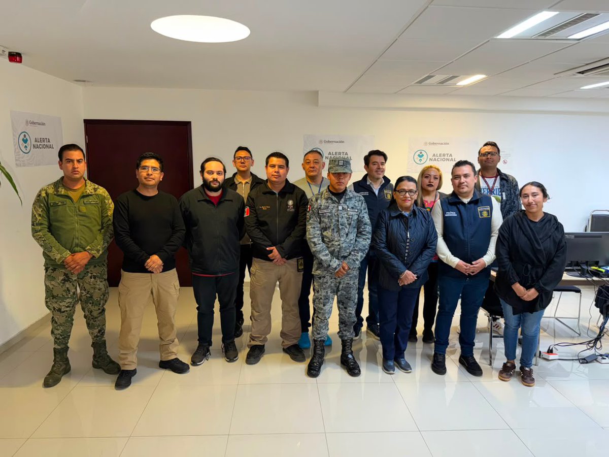 rosaicela_'s tweet photo. Este sábado supervisamos las labores de localización en el puesto de mando de la Alerta Nacional de Búsqueda Inmediata, que trabaja las 24 horas, los siete días de la semana, con @Busqueda_MX, @SSPCMexico, @FGRMexico y @GN_MEXICO_ 🇲🇽 @Claudiashein @arturomedinap https://t.co/bmeV1OawAQ