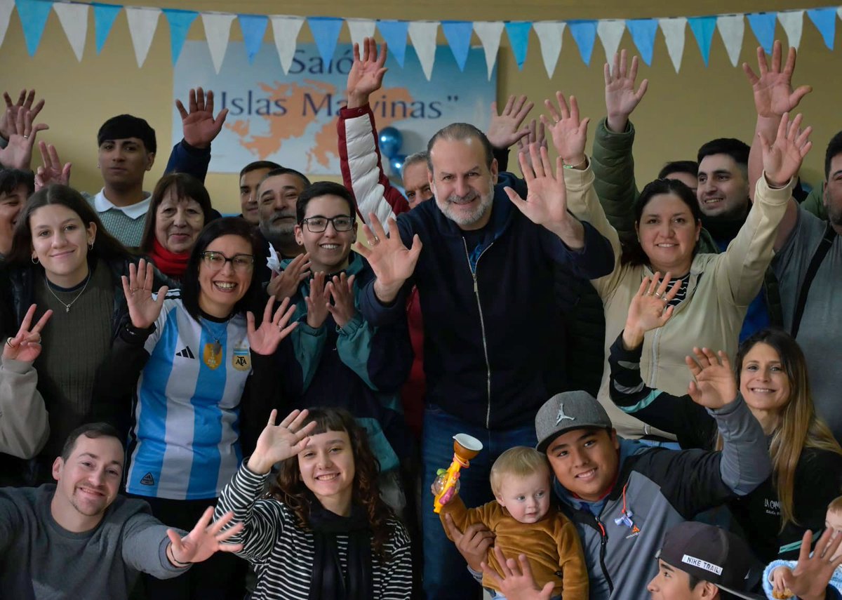 fsusbielles's tweet photo. Compartimos la vigilia de Argentina - Suiza llenos de espíritu nacional en el Festival Patrio realizado por la Sociedad de Fomento de Villa Muñiz y numerosas instituciones, peñas y organizaciones del barrio.

Empanadas, folclore y buenas vibras para esta noche.

¡Vamos, Argentina eh!