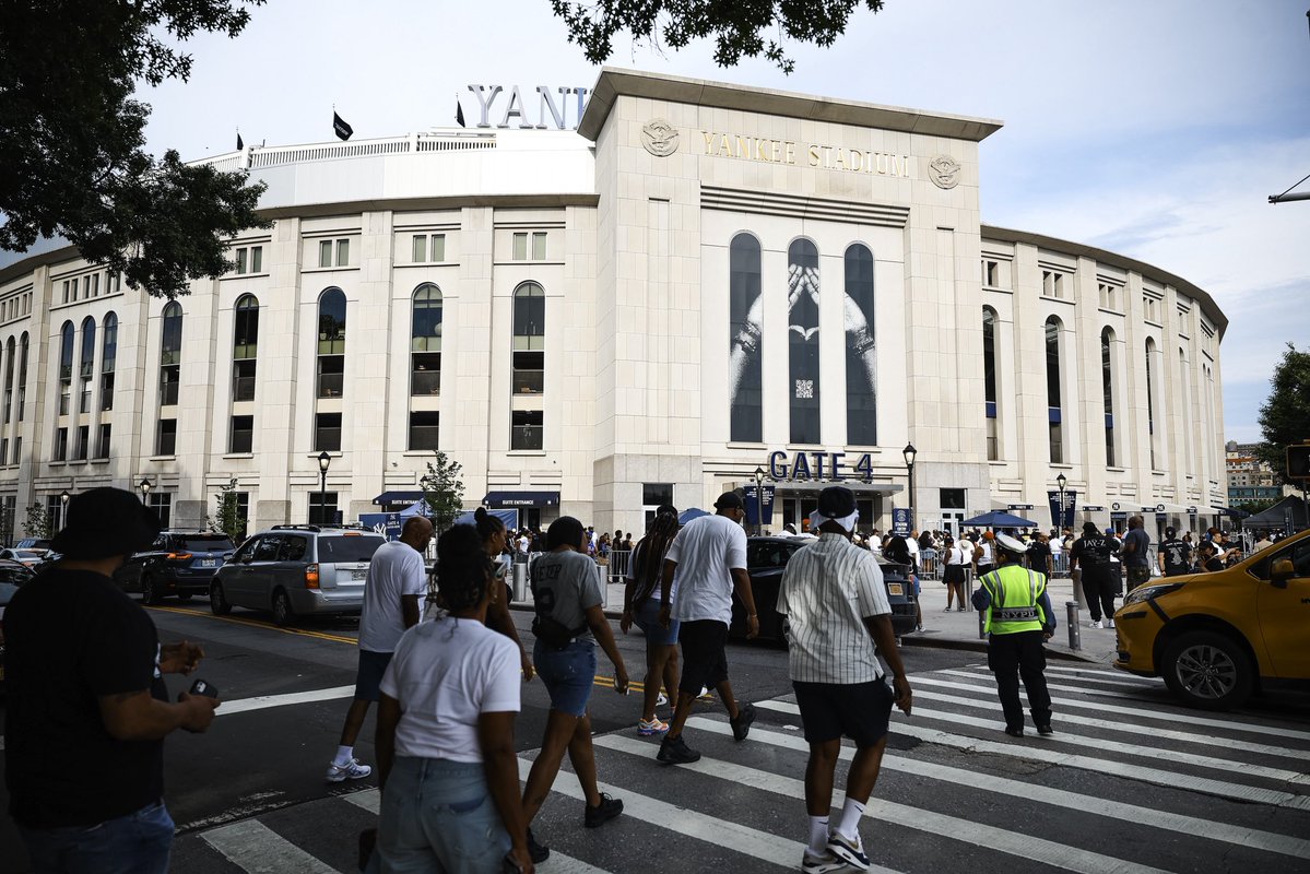 yankeestadium's tweet photo. We encourage all guests to arrive early to tonight’s JAŸ-Z concert at Yankee Stadium. 

🏟️ Doors open: 6:00 PM 
🎤 Posted show start time: 8:00 PM 

More info: https://t.co/oF4Dlfk5R5 https://t.co/o6li5CHMrj
