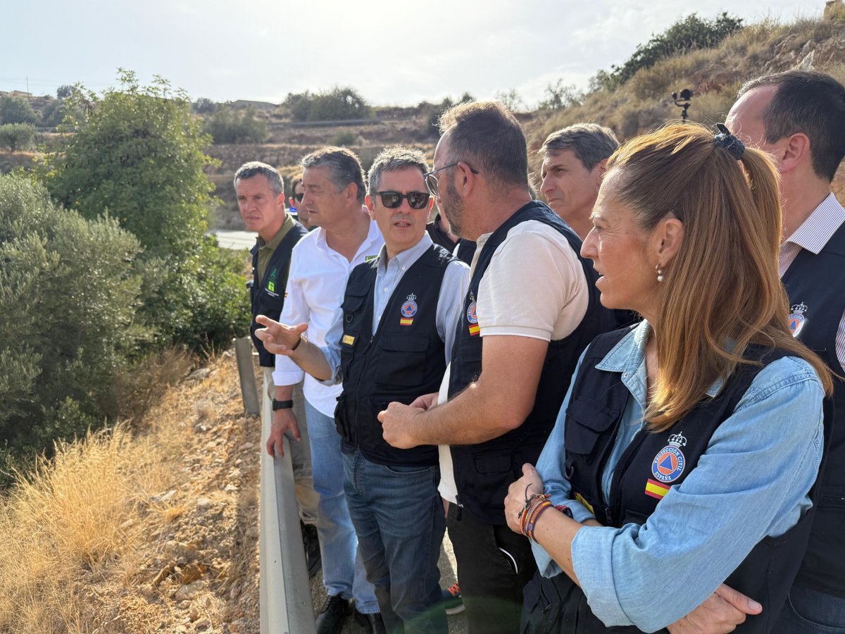 proteccioncivil's tweet photo. 🤝La secretaria general, @VirBarcones, acompaña al ministro @felixbolanosg  y al vicepresidente andaluz @antoniosanz  en Los Gallardos.

🚒 Gracias a los servicios de emergencia.

🏛️ Coordinación entre administraciones.

🇪🇸 Seguimos trabajando. https://t.co/GhETBMOco2