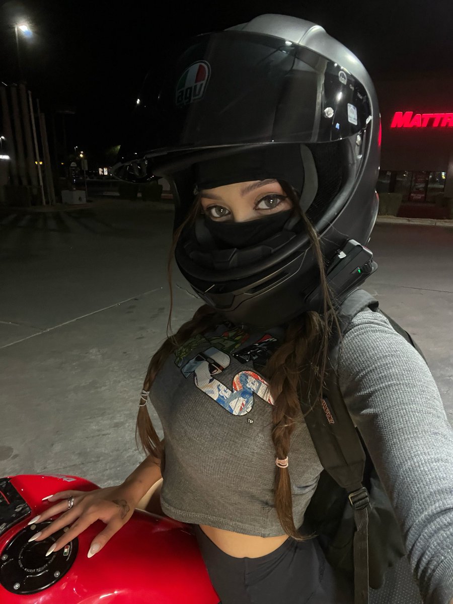 HardinSenya's tweet photo. biker gf? 🖤 https://t.co/hGdbxiaWBk