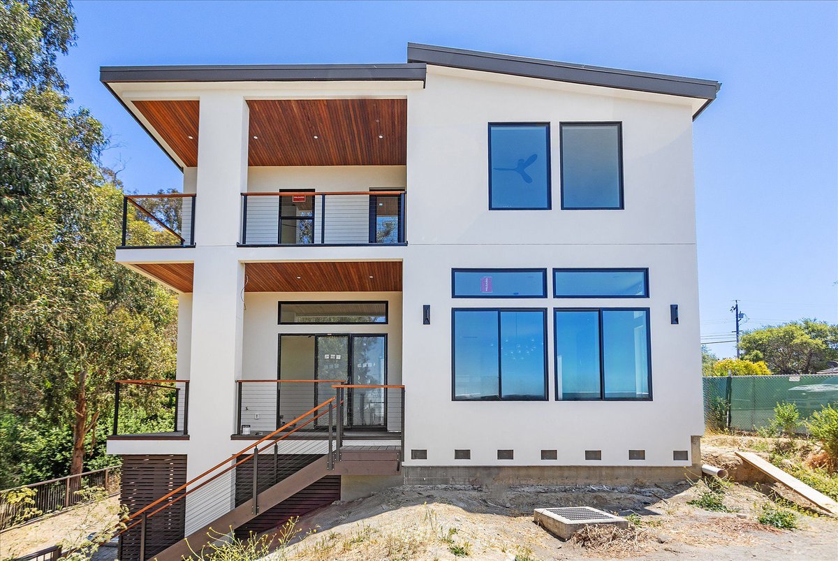 CV_RealEstate1's tweet photo. BRAND NEW Castro Valley Luxury Construction. 
🏡 5 Bedrooms + Bonus Room (optional 6th bedroom); 3315 sq ft w/ a 10,000+ sq ft lot
🛁 4.5 Bathrooms (most bedrooms feature en-suite baths)
👨‍🍳 Designer chef's kitchen https://t.co/q5EhpwQdQe