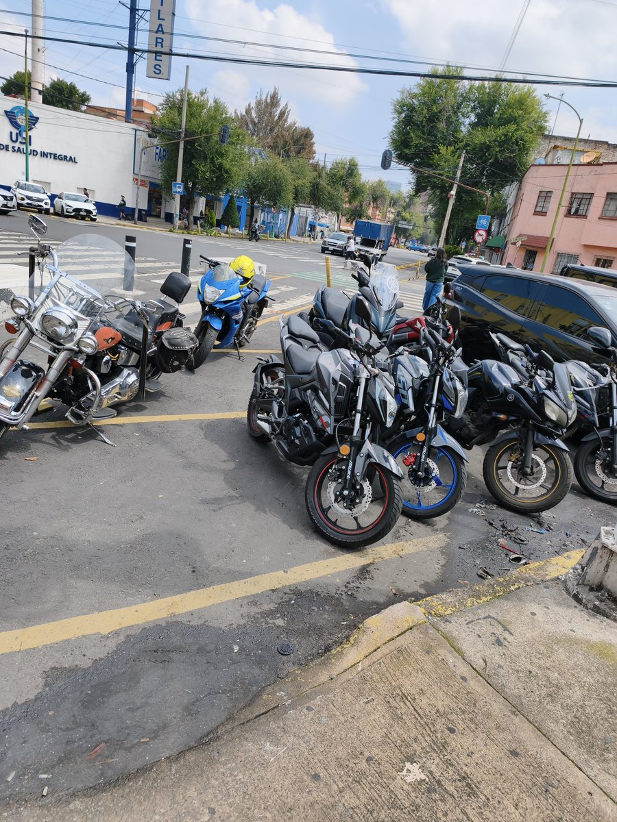 GLV83's tweet photo. @OVIALCDMX @AlcCuauhtemocMx Y cómo pretenden que la gente en silla de ruedas pasen y/o bajen la banqueta y pasen la calle los peatones?? Calle García Diego y Niños Héroes Colonia Doctores. https://t.co/XRzfvaxQe9