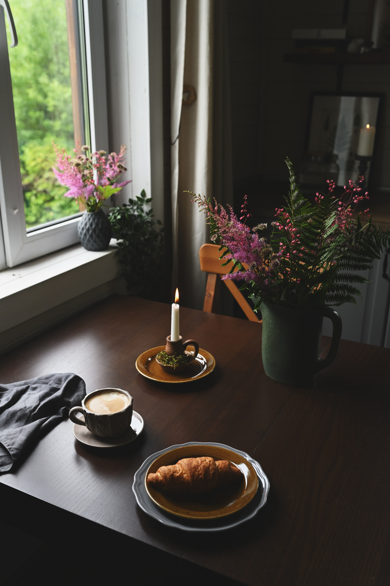 Zweifachmamii80's tweet photo. [Used to rush work, now I'm savoring morning coffee with my cat before starting. Small shifts make big days better ]， https://t.co/KkZ9S2GToB