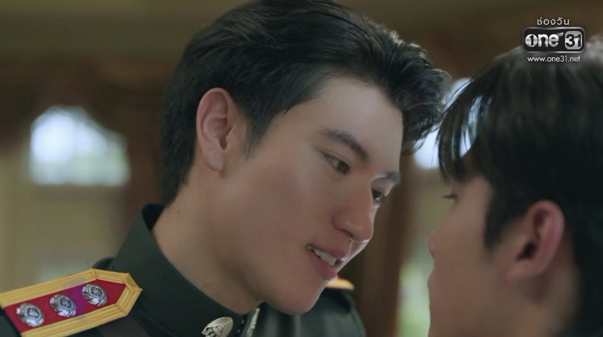 notdeishi's tweet photo. มาคุยกันหน่อยๆ ใครเค้าสอนให้ยิ้มแบบนี้ก่อนแล้วค่อยจูบ ไปเรียนจากที่ไหนมารึ มันหล่อ ไม่ใช่ไร 

#อรุณรุ่งEP4 https://t.co/Nl6dNZTuWr