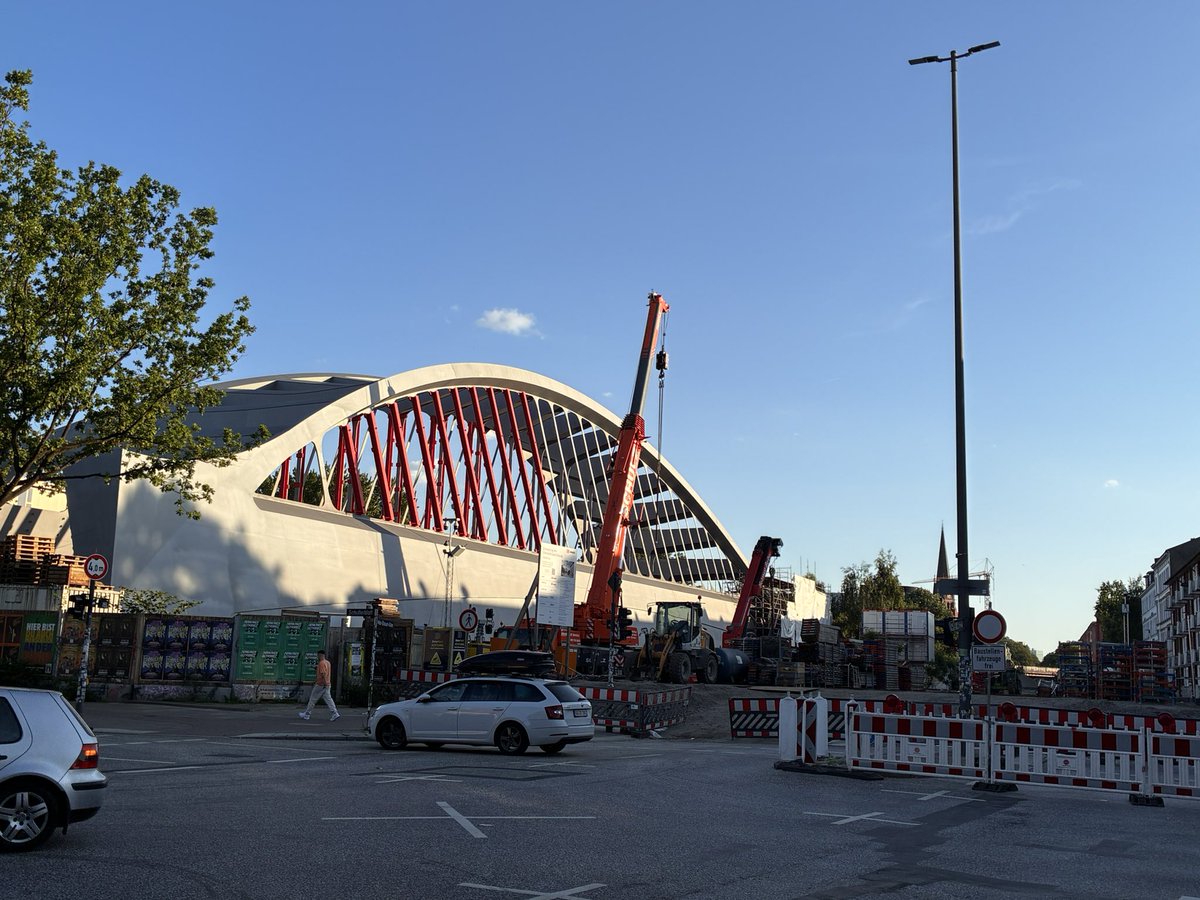 MarcusGrahnert's tweet photo. Fertig: Die neue Sternbrücke in #Hamburg!
Sie muss jetzt nur noch an ihren Wirkungsstandort an der #Verbindungsbahn (die alte Brücke ist hinten rechts im Sonnenlicht zu sehen) rübergetragen werden.
= deshalb ab nächster Woche kein Bahnverkehr Hamburg Hbf<->Altona. https://t.co/EBfnkX1OoD