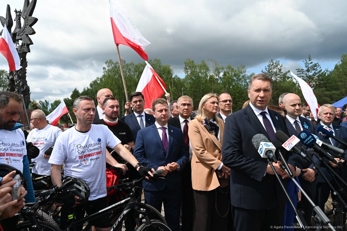 mMulawa's tweet photo. 11.07. Pamiętamy o ponad 100 tys. ofiar ludobójstwa. Z uczestnikami 1. Rajdu Biłgorajskiego oddaliśmy hołd w Domostawie. Razem z @CzarnekP stanowczo żądamy penalizacji banderyzmu w Polsce! Bez ekshumacji ofiar sprawa nie jest zamknięta. STOP BANDERYZMOWI! 🇵🇱 #Wołyń https://t.co/qf6qOvjm7P