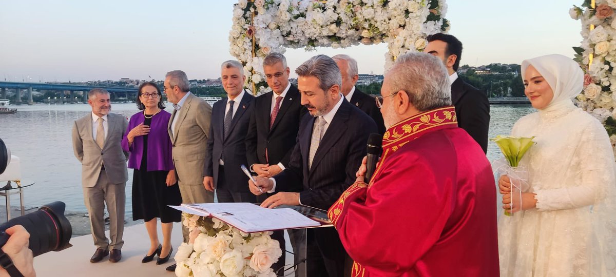 AhmetAYDIN_02's tweet photo. Yusuf ve Handenur kardeşlerimizin nikâh akdine şahitlik ederek mutluluklarına ortak olduk. 💍

Yüksel ve Özkartal ailelerini gönülden tebrik ediyor, genç çiftimize bir ömür boyu sağlık, huzur, muhabbet ve saadet diliyorum.

Rabbim birlik ve beraberliklerini daim, yuvalarını hayır ve bereketle mamur eylesin.